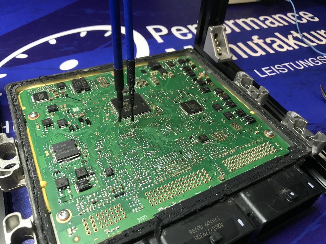 Steuergerät wird bei der Performance Manufaktur auf dem Prüfstand programmiert